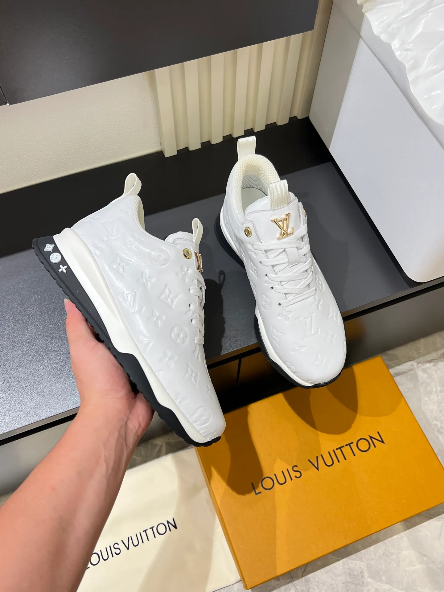 p520 "LOUI* VUITTO*" popular men's casual shoes, genuine development in Italy💯purchasing level quality✔️The upper is made of first-layer cowhide, comfortable and soft sheepskin feet⚡️Fashionable and versatile, the toe last shape is firm and full, and the soles are made from original LV molds and can be freely entered and exited the counter. Light and comfortable on the feet~Purely handmade, details determine quality! Size:39-44!